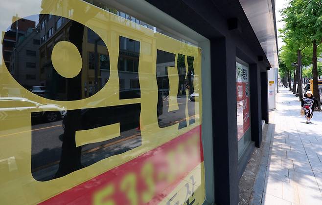 서울 오피스 매매시장이 2분기 들어 급반등에 성공했다. 지난 7월 서울시내의 한 거리의 상점에 임대 안내문이 게시되어 있다. 뉴시스