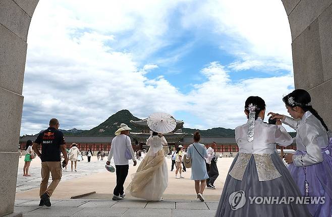 강도 낮춘 폭염 속에 경복궁 찾은 관광객들 (서울=연합뉴스) 김주형 기자 = 연일 계속되던 폭염이 살짝 강도를 낮춘 9일 푸른 하늘과 흰 구름에 더욱 도드라진 경복궁을 내외국인 관광객들이 관람하고 있다. 2026.8.9 kjhpress@yna.co.kr