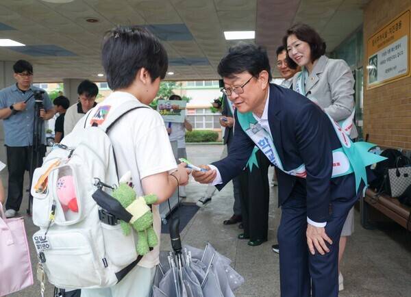 오석진 대전교육감이 학교폭력 예방 캠페인을 하고 있다. /대전시교육청 제공