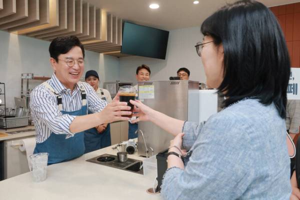 '다(茶)온카페'에서 허태정 대전시장이 시민에게 커피를 전달하고 있다. /대전시 제공