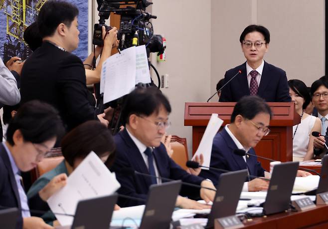 업무 보고 하는 김정관 산업통상부 장관김정관 산업통상부 장관이 12일 국회에서 열린 산업통상자원중소벤처기업위원회 1차 전체회의에서 업무보고를 하고 있다. /연합뉴스