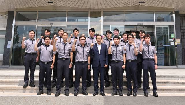 지난달 27일 추경호 대구시장과 청원경찰들이 간담회를 가진 후 기념사진을 찍고 있다. 대구시 제공