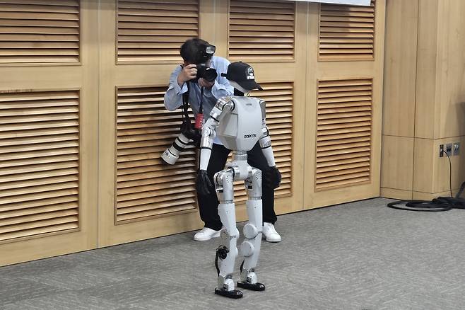 로보티즈가 자체 개발한 오픈형 휴머노이드 로봇 'AI 사피엔스(AI Sapiens)' / 사진=고명훈 기자