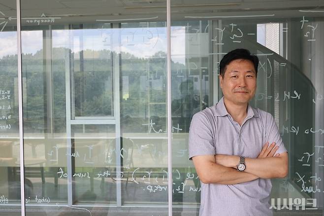 멸종위기종을 일반 생물종과 분류하고 이들을 추적하는 것은 많은 인력과 시간, 자원이 필요하다. 이 문제를 해결하기 위해 최근 주목받는 기술이 바로 '인공지능(AI)'이다. 김창익 KAIST 전기및전자공학부 교수는 국내 AI를 기반으로 한 '생태 및 기후' 분야 연구를 선도하고 있다. / 사진=박설민 기자