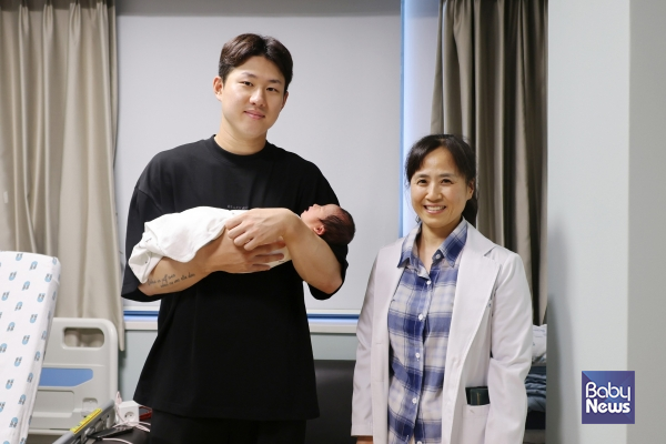 KT 위즈 최원준 선수와 분당차여성병원 산부인과 장지현 산부인과 교수. ⓒ분당차여성병원
