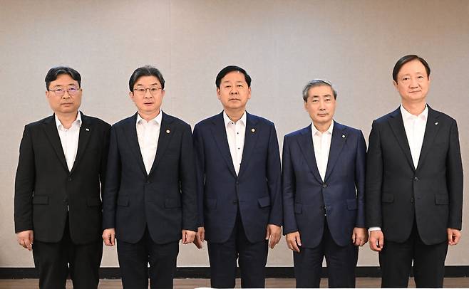 구윤철 부총리 겸 재정경제부 장관를 비롯한 참석자들이 지난 7월 29일 서울 종로구 정부서울청사에서 열린 긴급 시장상황점검회의에 앞서 사진 촬영을 하고 있다. 왼쪽부터 하준경 청와대 경제성장수석, 이억원 금융위원장, 구 부총리, 신현송 한국은행 총재, 이찬진 금융감독원장. (사진=재정경제부 제공)