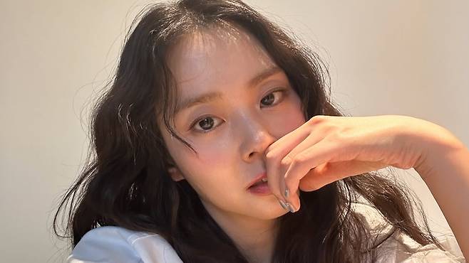 목디스크는 목 주변의 통증 외에도 신경이 연결된 팔과 손의 저림이나 근력 약화를 흔하게 유발할 수 있으므로, 2주 이상 상지의 감각 이상이나 마비 증상이 지속될 경우 지체 없이 전문의의 정확한 감별 진단과 보존적 치료를 고려해야 한다|출처: 한승연 개인 SNS