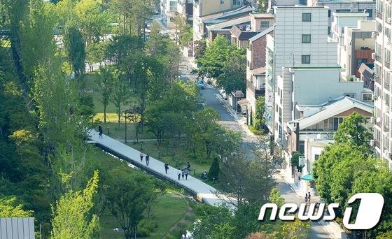 서울 홍대입구역 인근에서 바라본 경의선숲길 연남동 구간. 2016.5.19 ⓒ 뉴스1 오대일 기자
