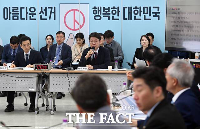 지난 6·3 지방선거 당시 발생한 투표용지 부족 논란과 관련해 국민의힘이 제출한 선거 무효 소청을 중앙선거관리위원회가 모두 받아들이지 않았다. 사진은 국회 6.3 지방선거 투표용지 부족 사태 국정조사특별위원회(국조특위)의 현장회의가 지난달 7일 서울 종로구 서울시선거관리위원회에서 열린 가운데, 김범진 서울시선거관리위원회 사무처장이 의원 질의에 답하는 모습. /이새롬 기자