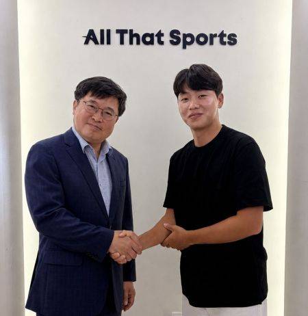 최찬(오른쪽)과 구동회 올댓스포츠 대표가 매니지먼트 계약을 한 뒤 악수하고 있다. 올댓스포츠 제공