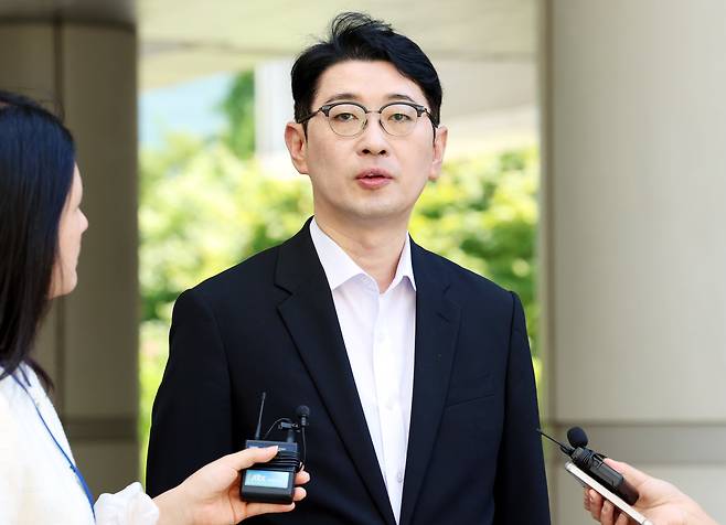 주진우 국민의힘 의원이 12일 서울 서초구 서울중앙지방법원에서 열린 추경호 대구시장의 12·3 비상계엄 당시 국회의 계엄 해제 표결을 방해한 혐의 9차 공판에 증인으로 출석하며 취재진 질문에 답변하고 있다. /뉴스1