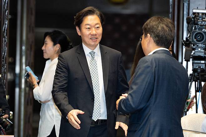 박수민 국민의힘 의원이 4일 서울 여의도 국회에서 열린 의원총회에 참석하며 의원들과 인사하고 있다. /뉴스1