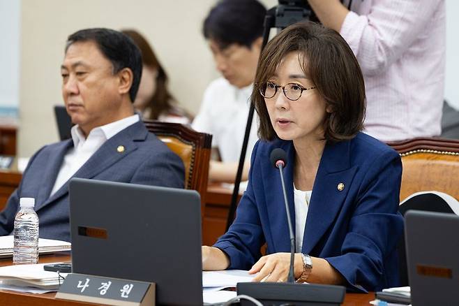나경원 국민의힘 의원이 지난 11일 서울 여의도 국회에서 열린 제438회 국회(임시회) 기후에너지환경노동위원회 제1차 전체회의에서 인사말을 하고 있다. 뉴스1