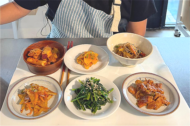 멕시코에서 한식당을 운영 중인 외국인이 차린 한식 반찬. 온고푸드커뮤니케이션 제공