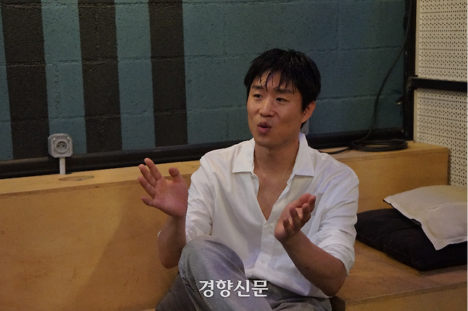 지난달 9일(현지시간) 프랑스 파리에서 만난 임세병 작가가 프랑스의 예술인 사회보장 제도에 대해 설명하고 있다. 노정연 기자