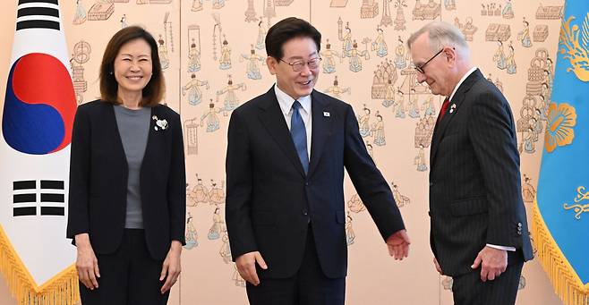 “어서 오십시오” 이재명 대통령이 12일 청와대에서 열린 주한대사 신임장 제정식에서 미셸 스틸 주한 미국대사(왼쪽), 남편 숀 스틸 변호사와 기념촬영을 하고 있다. 청와대사진기자단