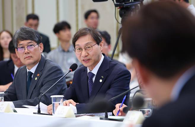 (서울=뉴스1) 이재명 기자 = 김성주 국민연금공단 이사장이 16일 청와대 영빈관에서 열린 보건복지부, 식품의약품안전처, 성평등가족부, 국민권익위원회 2차 업무보고에서 발언을 하고 있다. (청와대통신사진기자단) 2026.7.16/뉴스1 Copyright (C) 뉴스1. All rights reserved. 무단 전재 및 재배포, AI학습 이용 금지. /사진=(서울=뉴스1) 이재명 기자