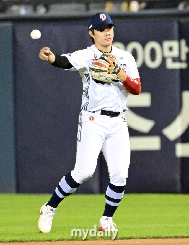 2026년 4월 29일 오후 서울 잠실구장에서 열린 '2026 신한 SOL KBO리그' 삼성 라이온즈와 두산 베어스 경기. 두산 2루수 박준순이 8회초 2사 2루서 삼성 디아즈의 타구를 처리하고 있다./마이데일리