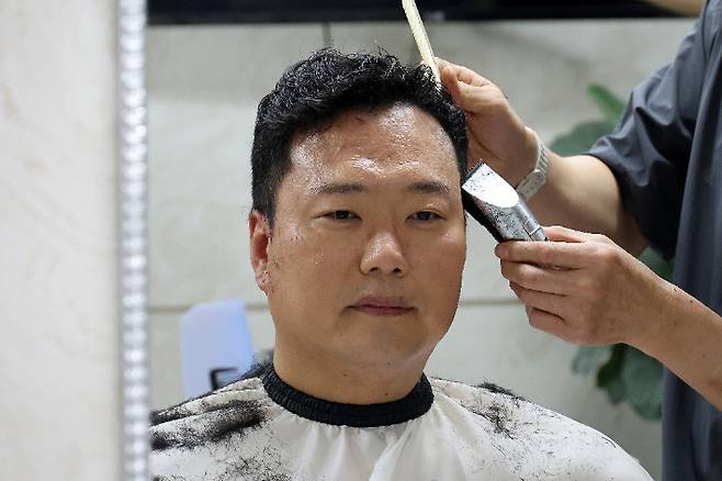 신병 훈련을 받기 위해 2박 3일 일정으로 육군 논산훈련소에 입소하는 개혁신당 천하람 원내대표가 12일 국회 미용실에서 두발을 정리하고 있다. 연합뉴스