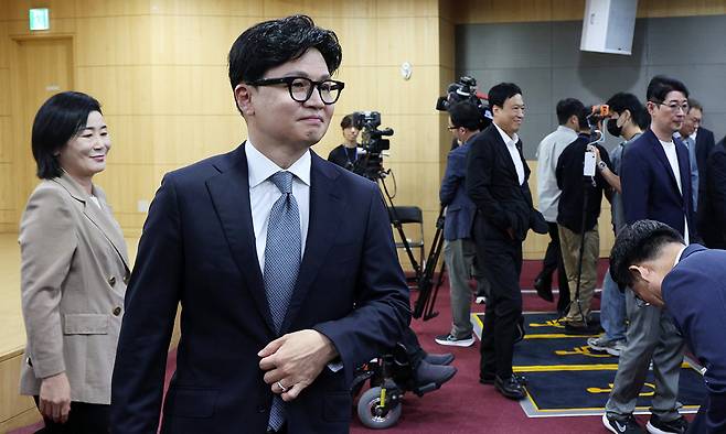 한동훈 무소속 의원이 지난 11일 서울 여의도 국회 의원회관에서 열린 '2차 공공기관 이전, 왜 부산이 답인가' 토론회에서 기념촬영을 마치고 자리로 향하고 있다. 뉴시스