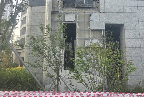 지난 7일 준공 2년 차인 인천 송도국제도시의 신축 아파트에서 외벽 테라스가 떨어지는 사고가 발생했다. ⓒ연합뉴스
