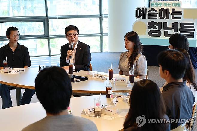 청년문화예술인 간담회 참석한 최휘영 장관 (서울=연합뉴스) 류효림 기자 = 최휘영 문화체육관광부 장관이 12일 서울 종로구 아트코리아랩에서 열린 청년문화예술인 간담회에서 인사말을 하고 있다. 2026.8.12 ryousanta@yna.co.kr