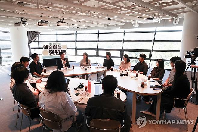 청년문화예술인 간담회 참석한 최휘영 장관 (서울=연합뉴스) 류효림 기자 = 최휘영 문화체육관광부 장관이 12일 서울 종로구 아트코리아랩에서 열린 청년문화예술인 간담회에서 인사말을 하고 있다. 2026.8.12 ryousanta@yna.co.kr