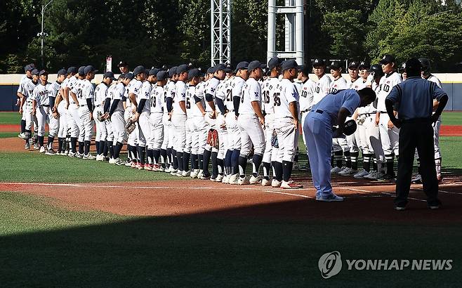 봉황기 출전한 배재고 (서울=연합뉴스) 윤동진 기자 = 12일 목동야구장에서 열린 54회 봉황대기 전국고교야구대회 배재고(왼쪽) 대 인천고의 1회전 경기. 시작에 앞서 양팀이 인사를 위해 도열해 있다. 2026.8.12 mon@yna.co.kr