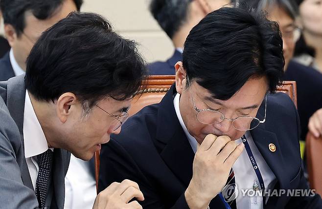 대화하는 고용노동부 장·차관 (서울=연합뉴스) 이동해 기자 = 김영훈 고용노동부 장관과 권창준 차관이 12일 국회 기후에너지환경노동위원회 전체회의에서 대화하고 있다. 2026.8.12 eastsea@yna.co.kr