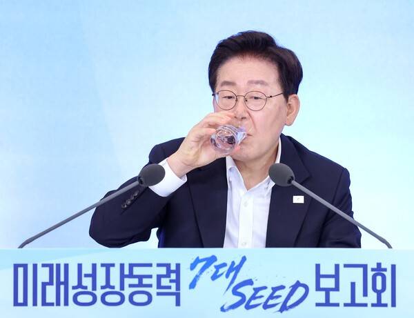 이재명 대통령이 12일 청와대에서 열린 미래성장동력 '7대 SEED' 보고회에서 물을 마시고 있다. 연합뉴스