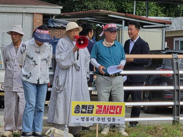 송전탑 건설 결사 반대를 외치고 있는 스님과 예천군 효자면 주민들. 권용갑 기자