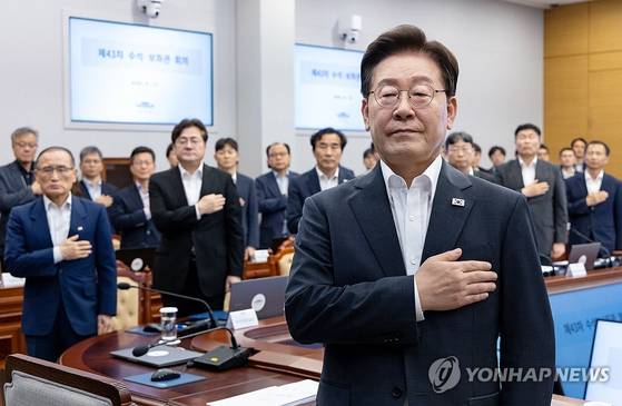 이재명 대통령이 13일 청와대에서 열린 수석보좌관회의에서 국민의례를 하고 있다. 〈사진=연합뉴스〉