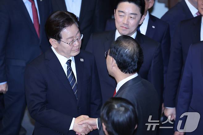이재명 대통령이 2일 서울 여의도 국회에서 중동 사태 대응을 위한 추가경정예산(추경)안에 대한 시정연설을 마친 뒤 국민의힘 의원들과 악수하고 있다. 2026.4.2 ⓒ 뉴스1 이재명 기자