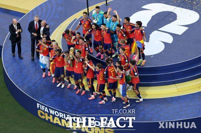 스페인 축구대표팀 선수들이 20일(한국시간) 열린 2026북중미월드컵 결승에서 아르헨티나를 꺾고 우승한 뒤 시상대에서 우승을 자축하고 있다. 스페인은 유소년단계에서부터 공유하는 '포지셔널 플레이' 기반의 시스템축구로 정상에 섰다./뉴저지(미국)=신화 뉴시스