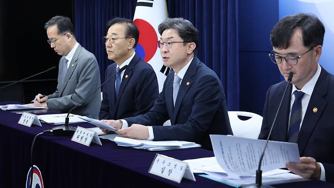 이억원 금융위원장이 13일 오전 서울 종로구 정부서울청사에서 '전월세 및 매매시장 안정을 위한 주택 신속공급 방안 및 부동산 시장 안정을 위한 금융 종합대책'을 발표하고 있다. 왼쪽부터 이형일 재정경제부 1차관, 김윤덕 국토교통부 장관, 이억원 금융위원장, 임기근 국무조정실장. /뉴시스
