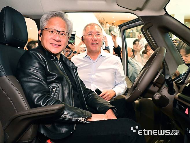 젠슨 황 엔비디아 최고경영자(CEO)가 8일 서울 서초구 양재동 현대차그룹 사옥에서 기아PV5 운전석에 탑승해 정의선 현대차그룹 회장의 설명을 듣고 있다. 2026. 6. 8