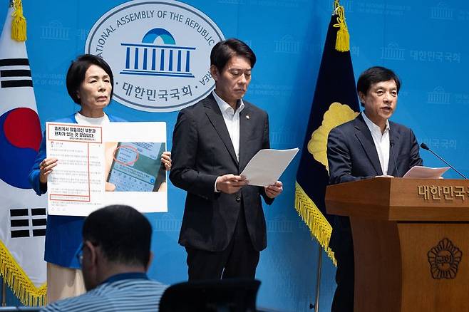 더불어민주당 이성윤(오른쪽부터), 한민수, 최민희 최고위원 후보가 13일 서울 여의도 국회 소통관에서 긴급 기자회견을 열고 김민석 당 대표 후보의 과거 발언 등 의혹에 대한 해명을 요구하고 있다. 뉴스1