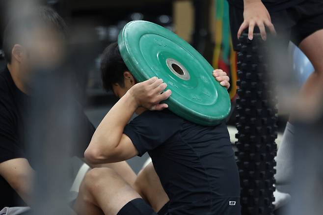 김우진(가명·15)군이 한국중고역도선수권대회를 앞두고 지난 5일 오전 충남 서천군의 한 중학교에서 훈련하고 있다. 최현수 기자