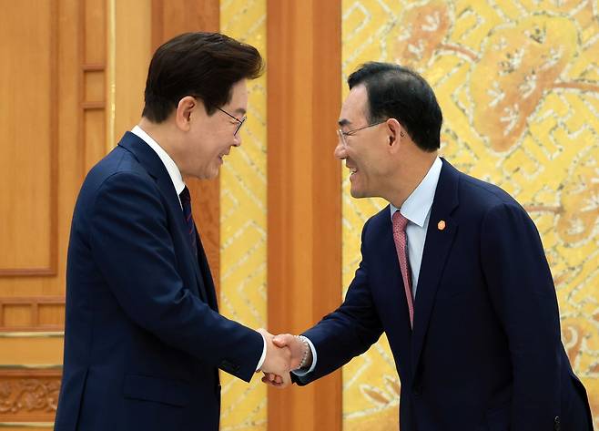이재명 대통령이 지난 6월 26일 청와대에서 다케다 료타 일한의원연맹 회장 접견에 배석한 주호영 한일의원연맹 회장과 인사하고 있다. 연합뉴스