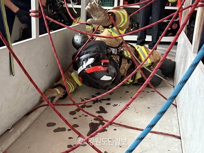 ▲ 12일 태백시 강원소방학교에서 제43기 신임 소방공무원 교육생이 시야가 차단된 화재현장을 가정해 장애물을 통과하며 소방호스를 따라 탈출하는 ‘호스탈출’ 훈련을 하고 있다. 백승원 기자