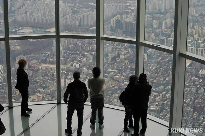 서울 송파구 롯데월드타워 전망대 서울스카이에서 바라본 서울 도심의 아파트 단지. 쿠키뉴스 자료사진