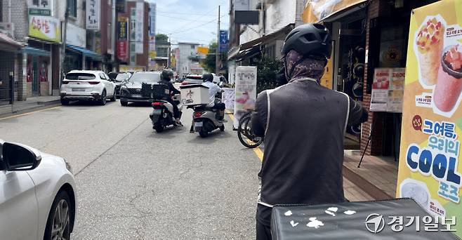 폭염이 연일 이어지면서 외식 대신 배달을 이용하거나 재택근무를 택하는 사람들이 늘어나는 가운데, 배달 수요가 몰리면서 배달·택배 노동자들의 온열질환 위험도 커지고 있다. 이지민기자