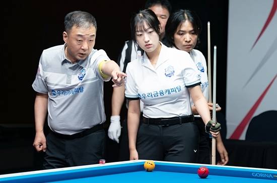 12일 열린 PBA팀리그 2라운드 첫날 ‘1라운드 우승팀’ 우리금융캐피탈은 하나카드를 4:0으로 완파했다. 사진은 2세트(여자복식)에서 ‘리더’ 엄상필이 장가연에게 공격루트에 대해 조언해주고 있다. (사진=PBA)