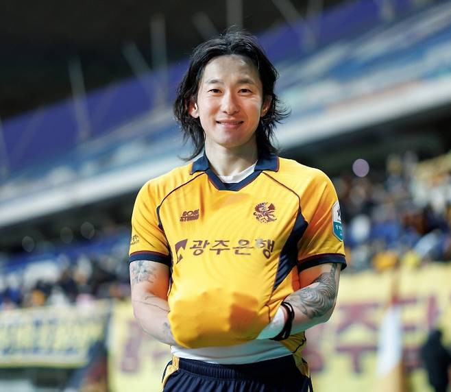 광주 신창무가 지난 3월 K리그1 인천 유나이티드전에서 3-2로 승리한 뒤 아내의 임신을 축하하는 세리머니를 하고 있다. 신창무가 선행에 나선 다음날 아이도 태어났다. 프로축구연맹 제공