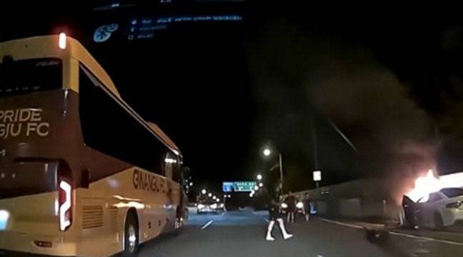신창무로 추정되는 광주FC 선수가 화재가 난 차량으로 다가가고 있다. 한문철tv 캡처