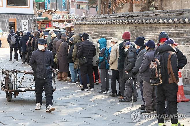 악화한 노인빈곤율 (서울=연합뉴스) 이정훈 기자 = 지난해 2월 3일 서울 종로구 탑골공원 원각사 노인무료급식소 앞에 어르신들이 점심을 위해 줄지어 서 있다. 이날 보건복지부와 통계청의 e-나라지표 자료에 따르면 2023년 처분가능소득(가처분소득) 기준 65세 이상 노인 인구의 '상대적 빈곤율'(노인빈곤율)은 38.2%였다. 이런 노인빈곤율은 우리나라 전체 상대적 빈곤율(14.9%)이나 근로연령인구(18∼65세)의 상대적 빈곤율 9.8%(남성 9.7%, 여성 10.0%)보다 월등히 높은 것이다. 2025.2.3