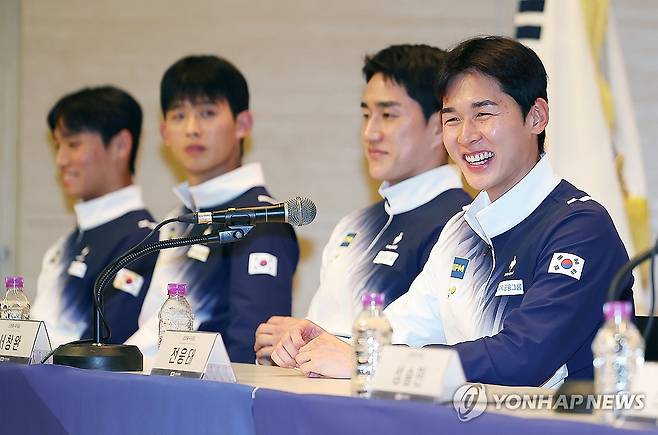 전웅태 '메달 향한 미소' (진천=연합뉴스) 김성민 기자 = 근대5종 국가대표 전웅태(오른쪽 첫번째)가 13일 충북 진천 국가대표선수촌에서 열린 근대5종 아시안게임 미디어데이에서 발언하고 있다. 2026.8.13 ksm7976@yna.co.kr