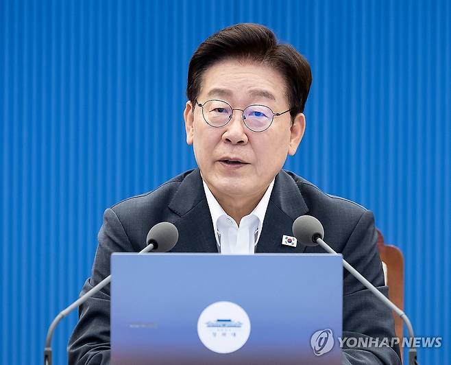 수석보좌관회의, 발언하는 이재명 대통령 (서울=연합뉴스) 한상균 기자 = 이재명 대통령이 13일 청와대에서 열린 수석보좌관회의에서 발언하고 있다. 2026.8.13 xyz@yna.co.kr