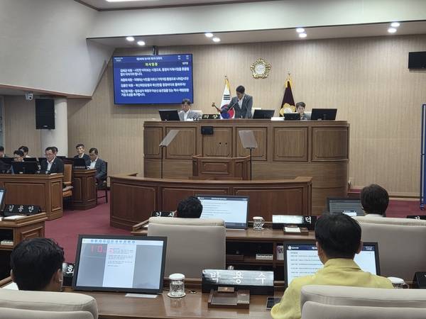 통영시의회가 14일 본회의를 열고 민생회복지원금 지원 조례안과 추가경정예산안을 의결하고 있다. /표세호 기자