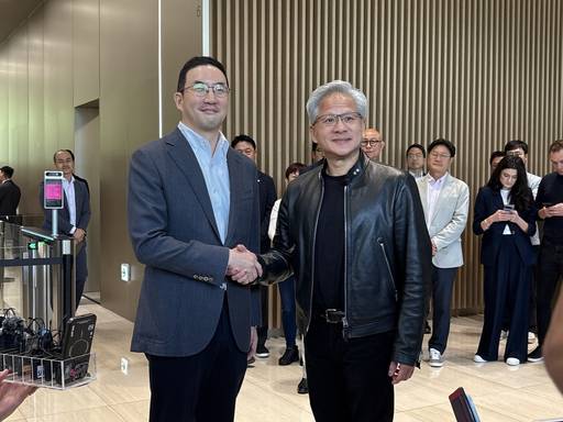 (왼쪽부터)구광모 LG그룹 회장과 젠슨 황 엔비디아 최고경영자(CEO)가 지난 8일 서울 여의도 LG 트윈타워에서 회동을 가진 뒤 기념사진을 촬영하고 있다./ 차현정 기자